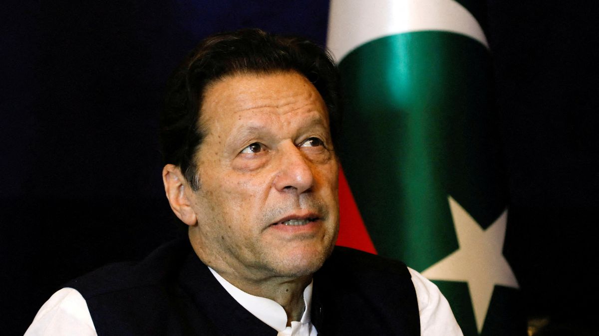 Populární pákistánský expremiér Chán odsouzen týden před volbami. Na čtrnáct a deset let